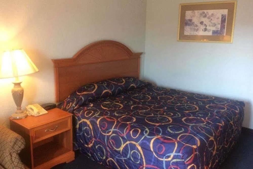 Red Roof Inn Auburn Bagian luar foto